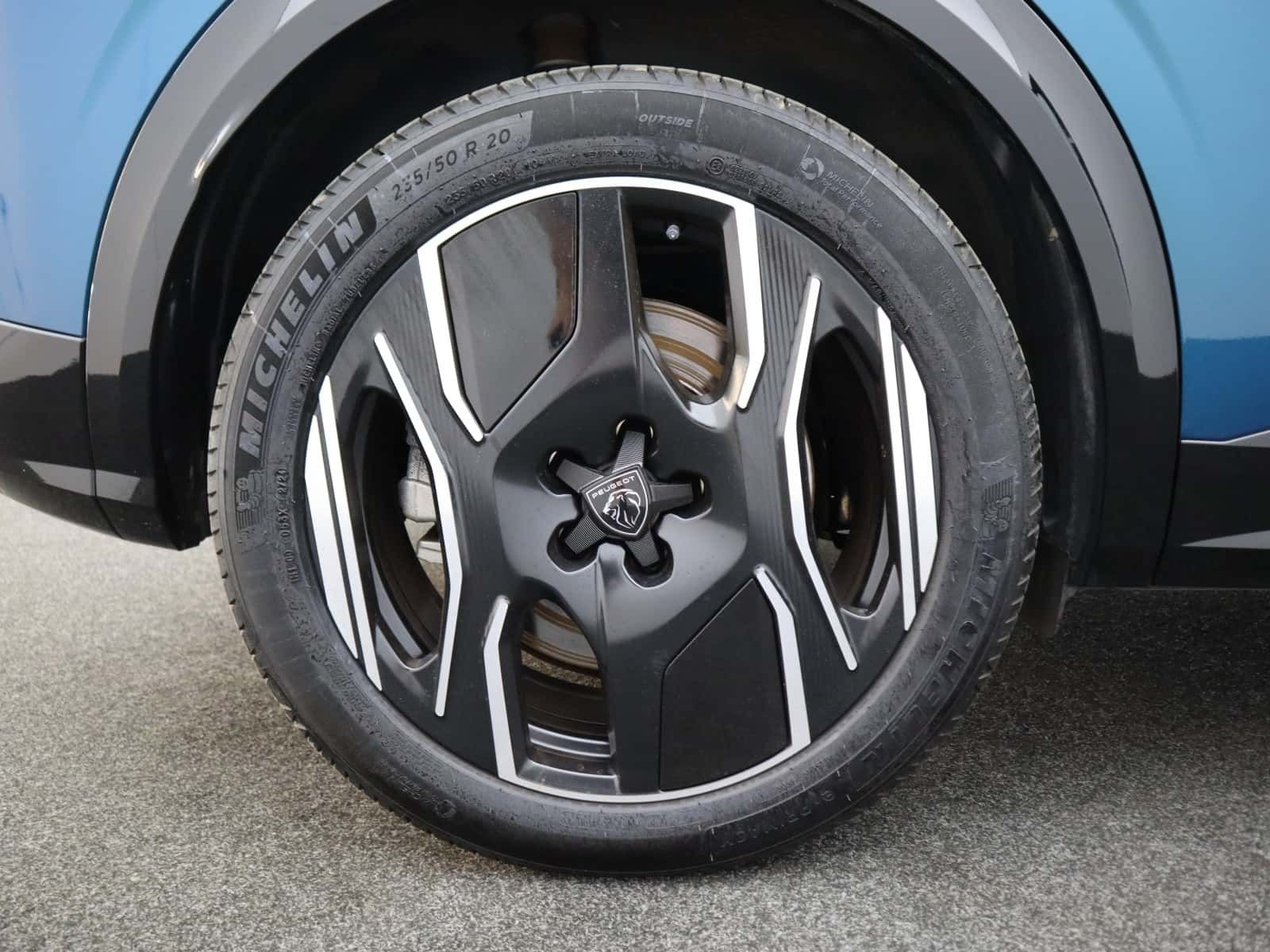 Peugeot E-3008