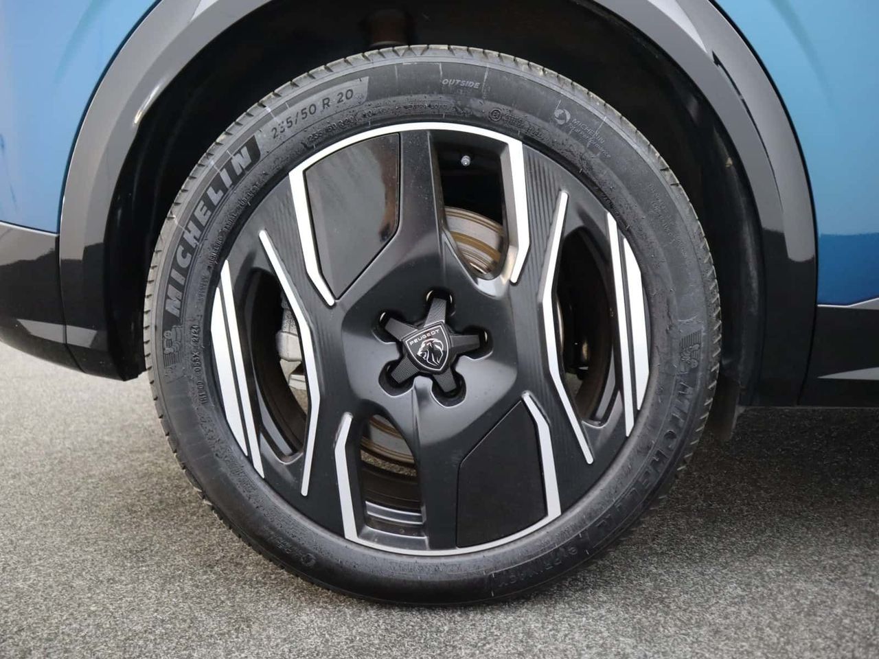 Peugeot E-3008 