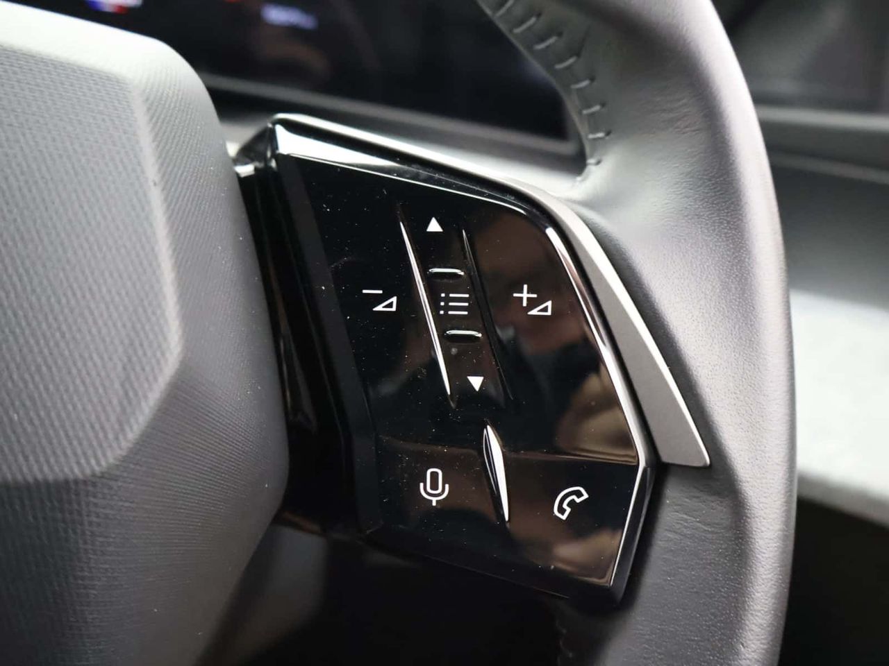 Peugeot E-3008