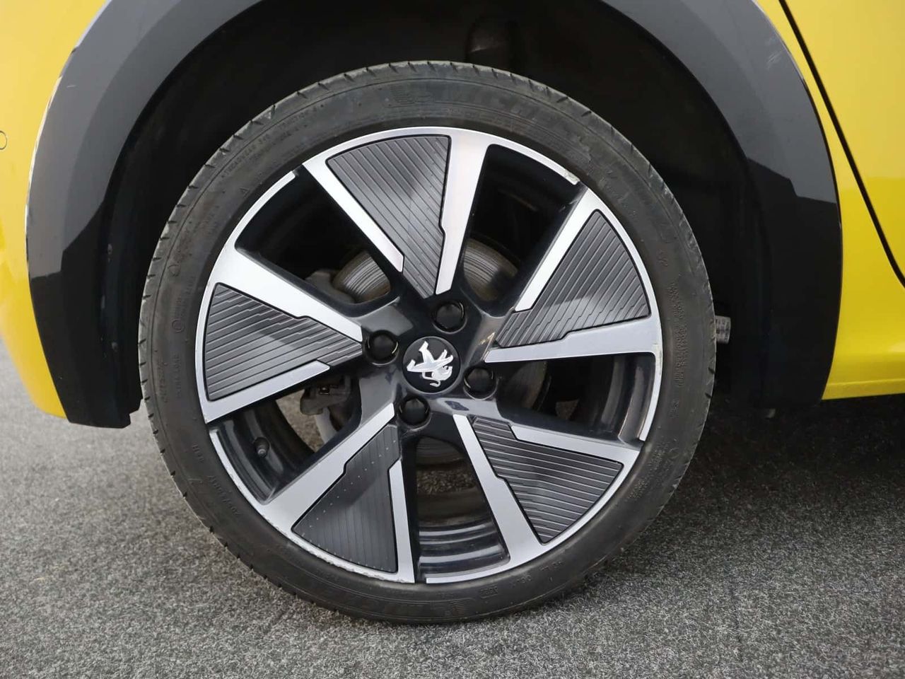 Peugeot E-208 