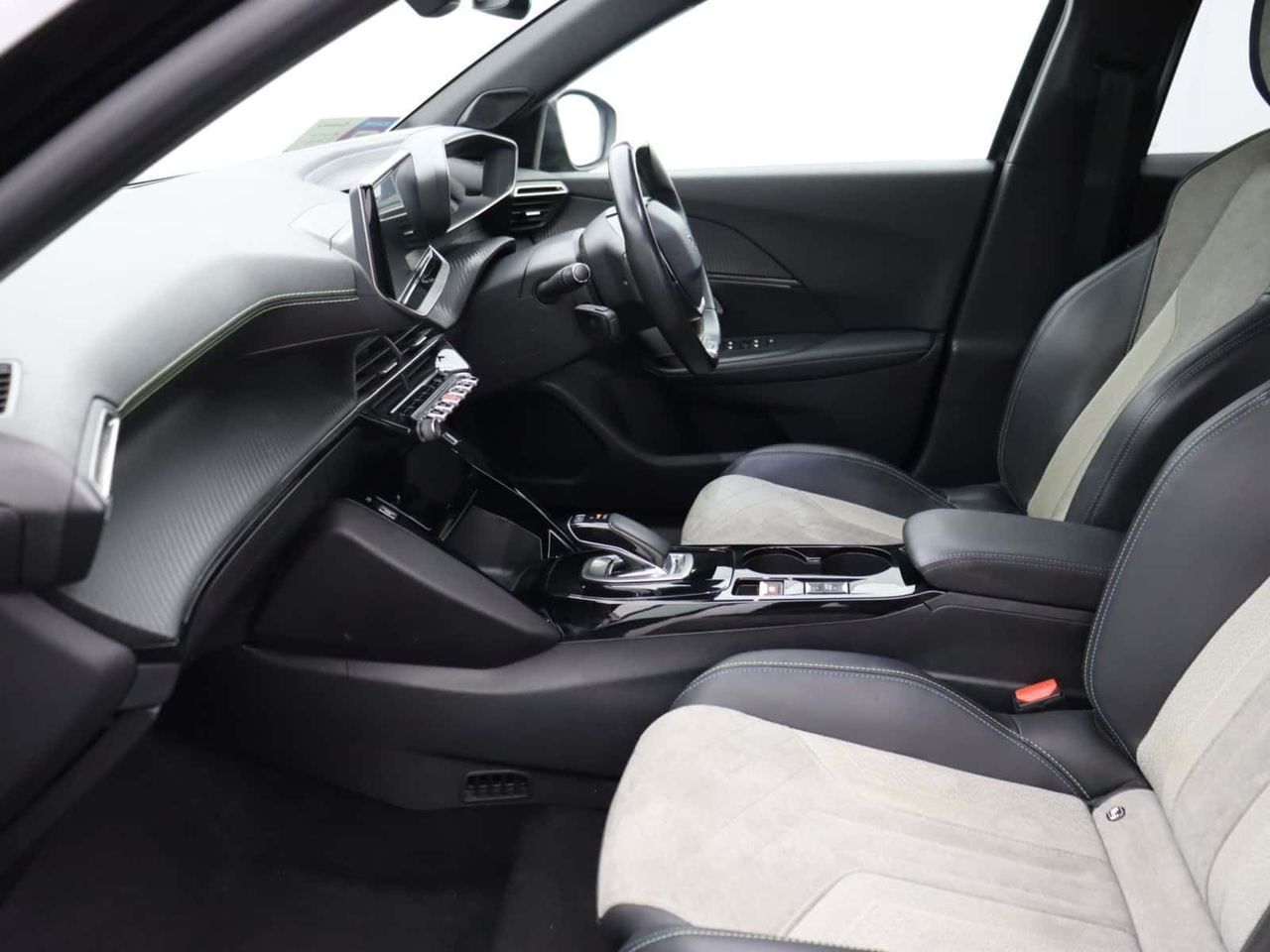 Peugeot E-2008 