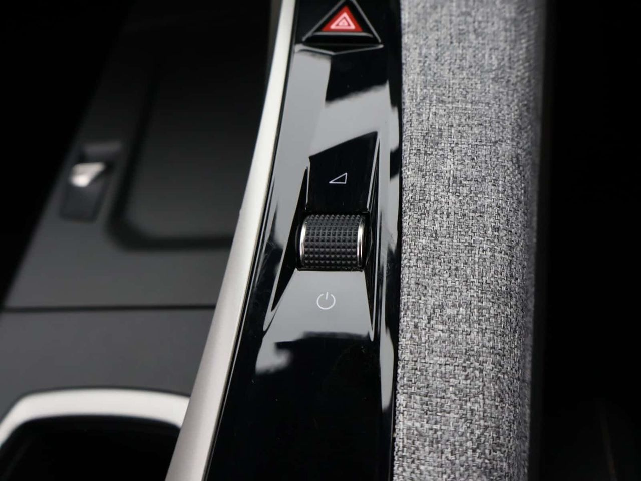 Peugeot E-3008