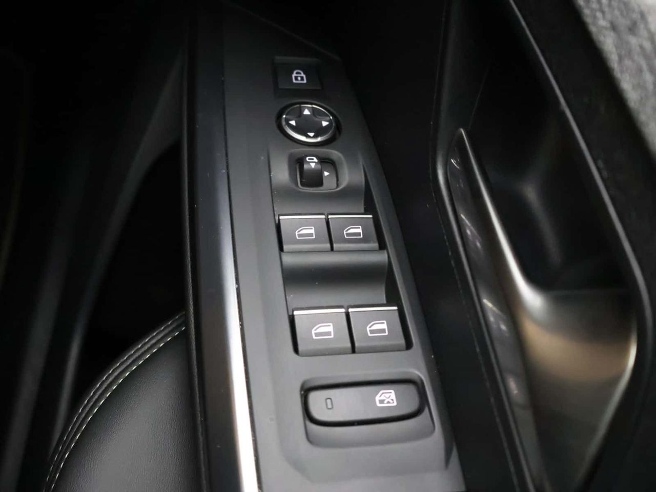 Peugeot E-5008