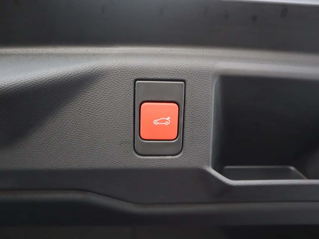 Peugeot E-5008 