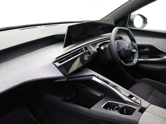 Peugeot E-5008