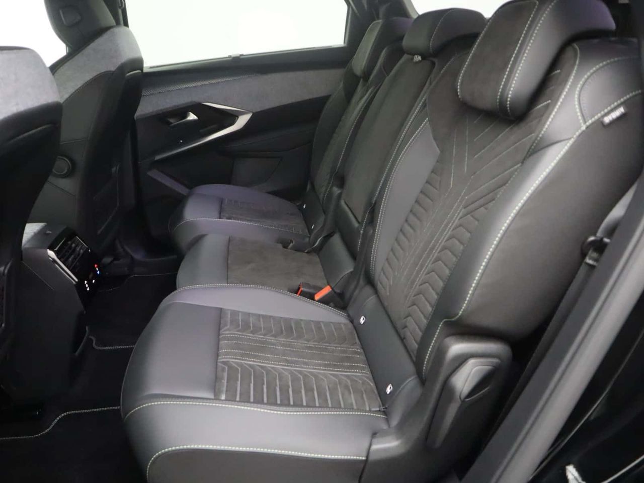 Peugeot E-5008 