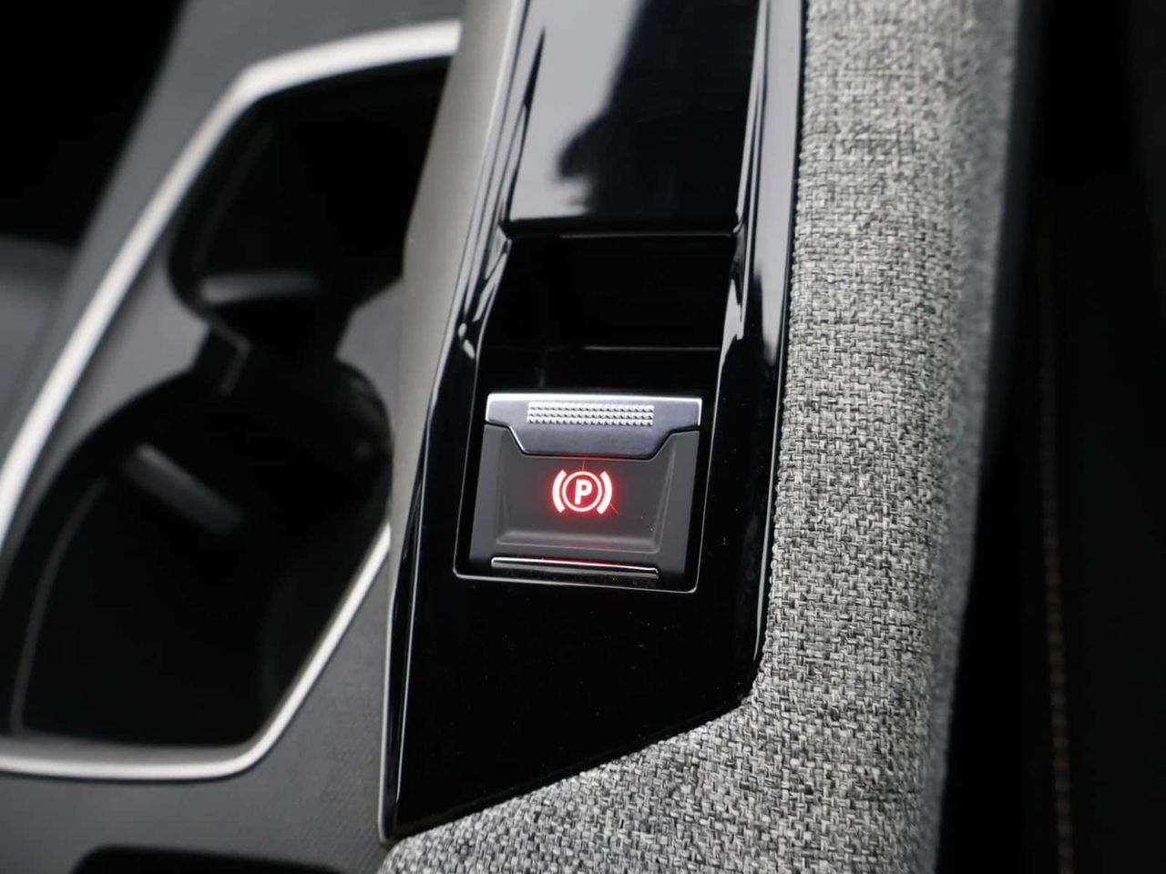Peugeot E-3008
