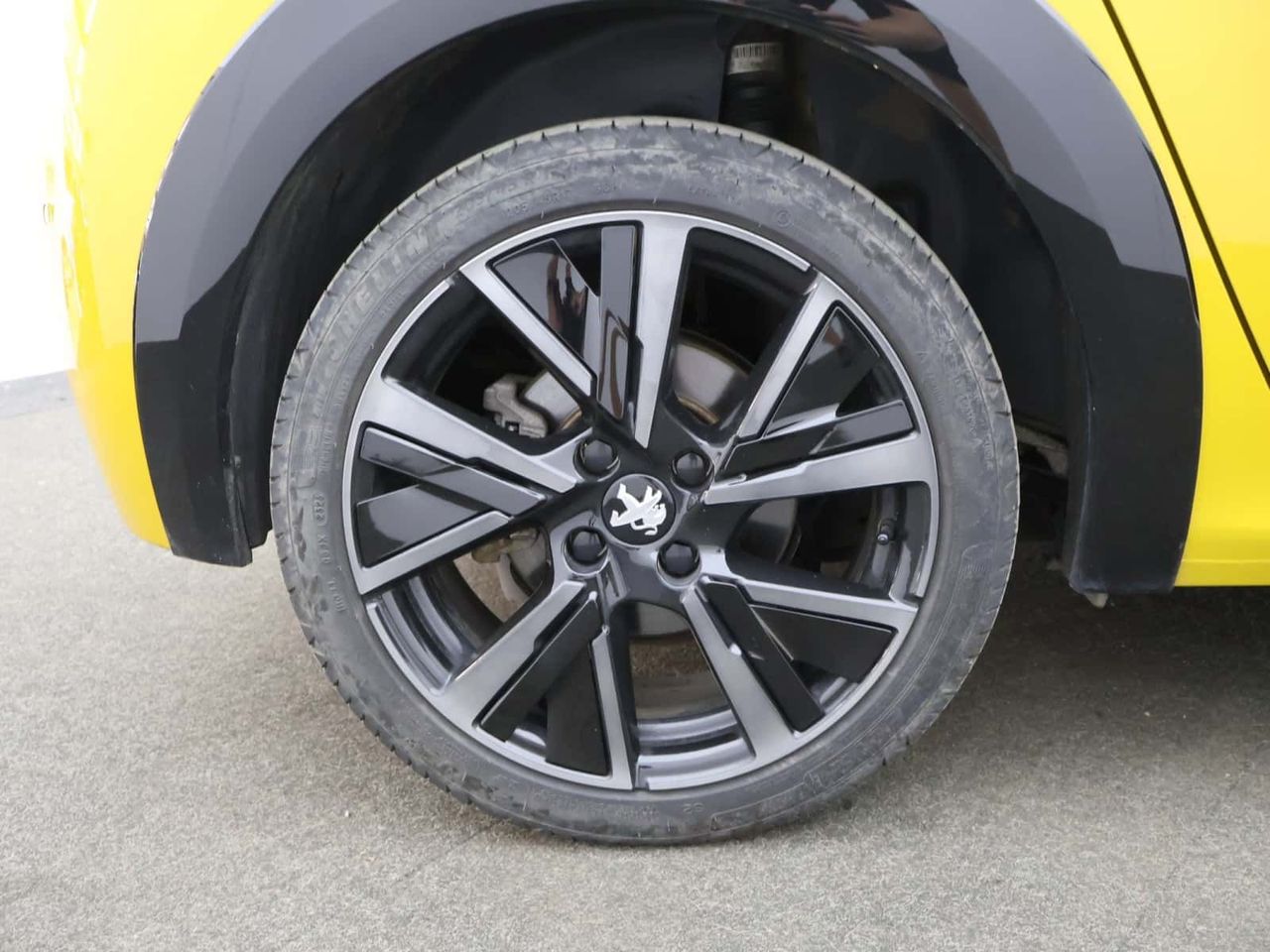 Peugeot E-208
