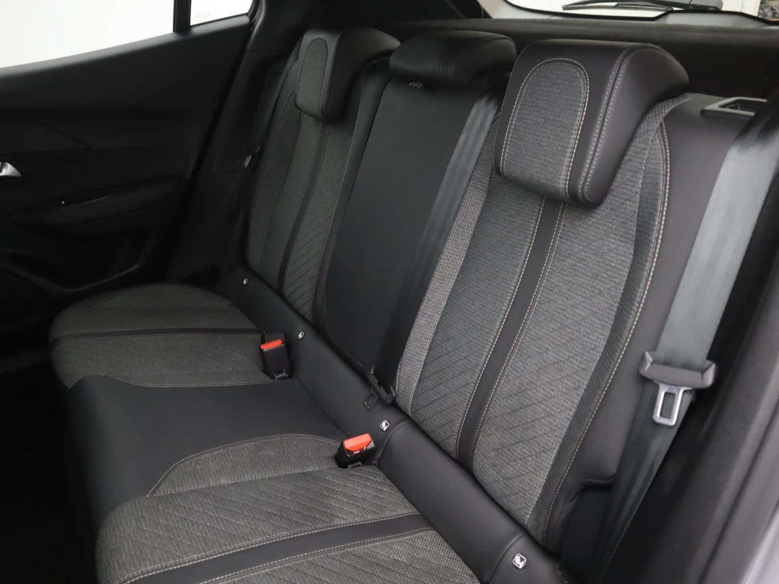 Peugeot E-2008
