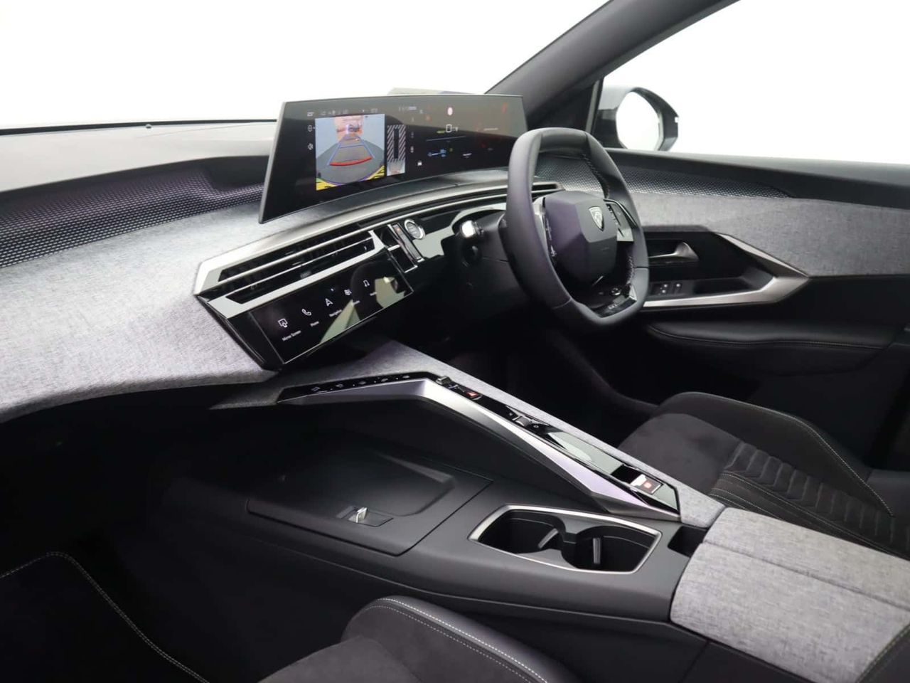 Peugeot E-5008 