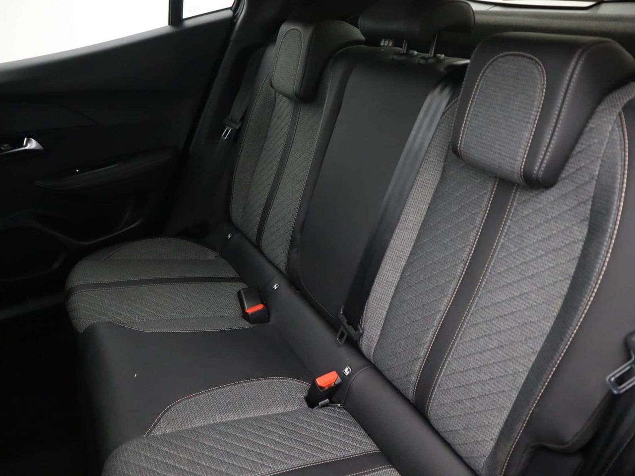 Peugeot E-2008 