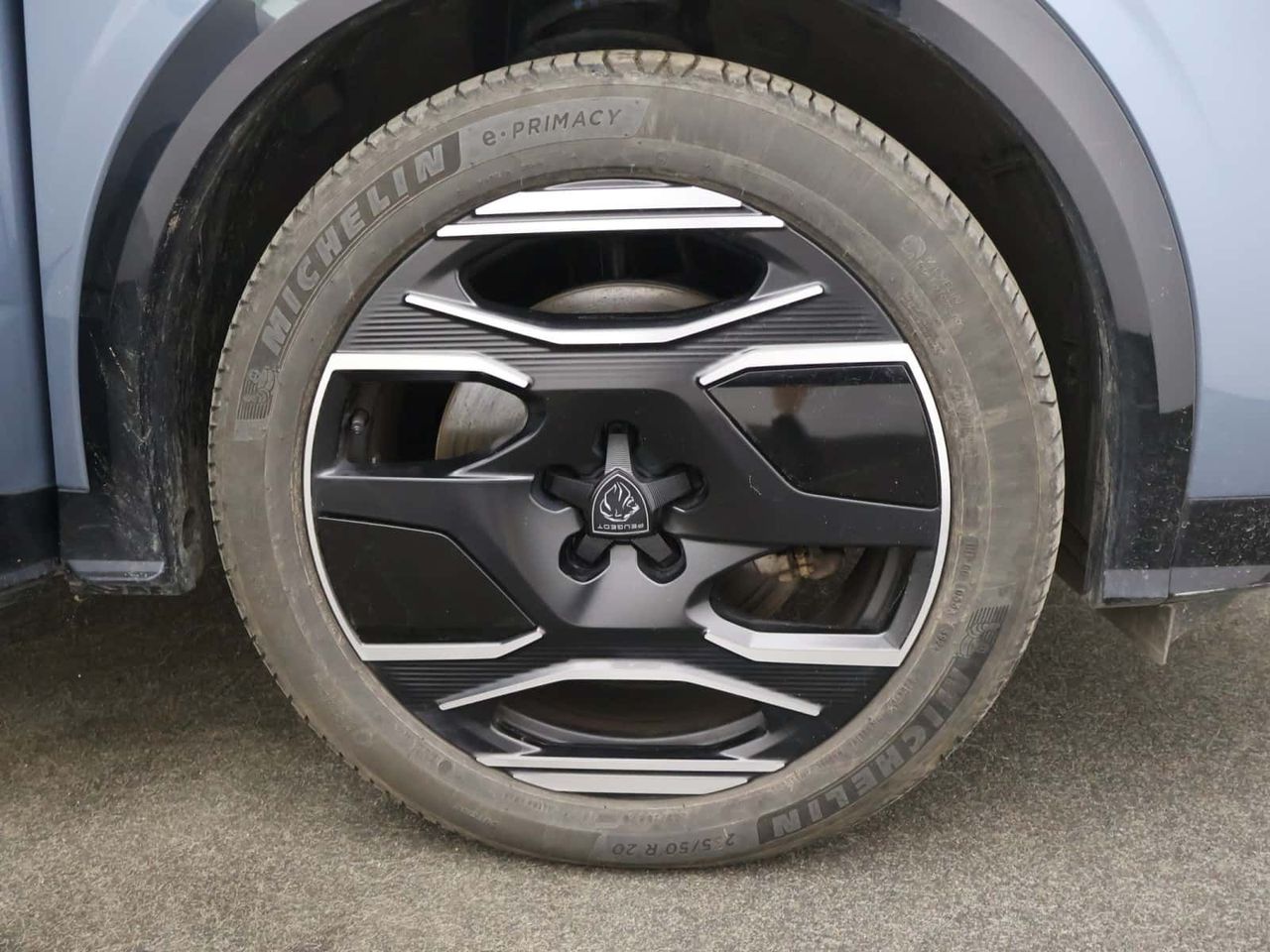 Peugeot E-5008