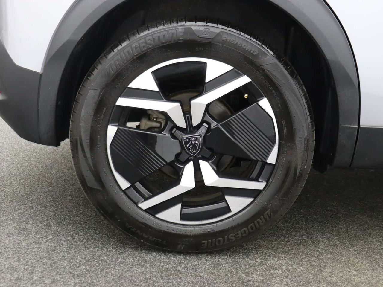 Peugeot E-2008