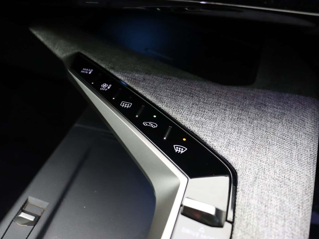 Peugeot E-3008