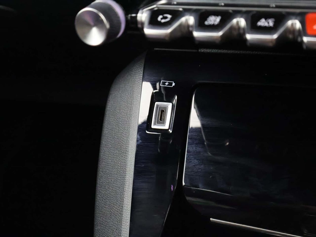 Peugeot E-2008
