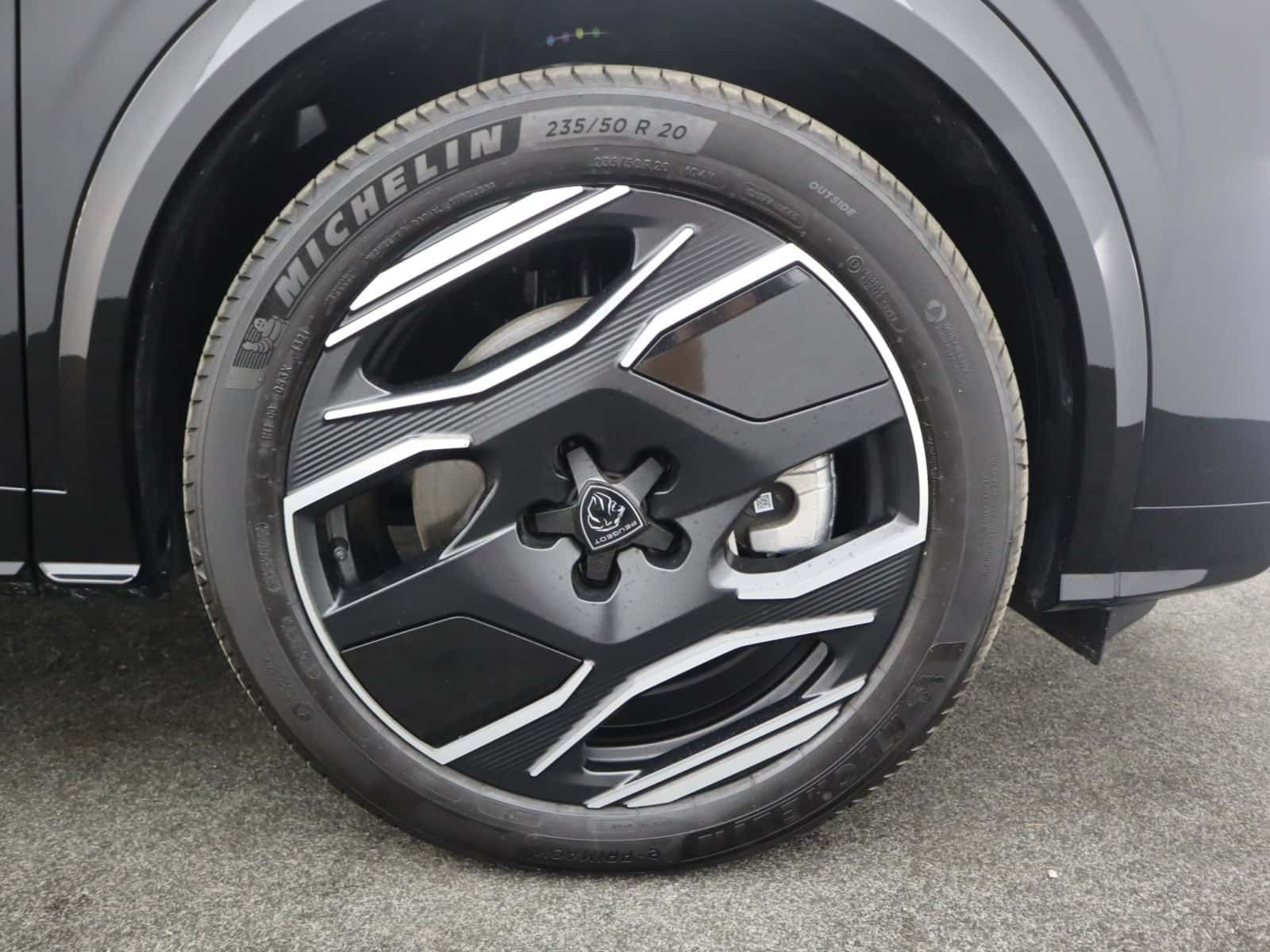 Peugeot E-5008