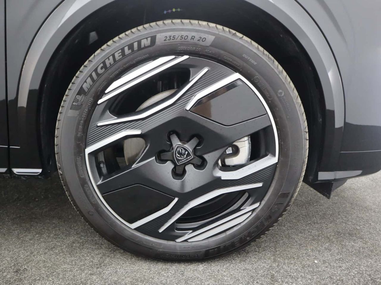 Peugeot E-5008 