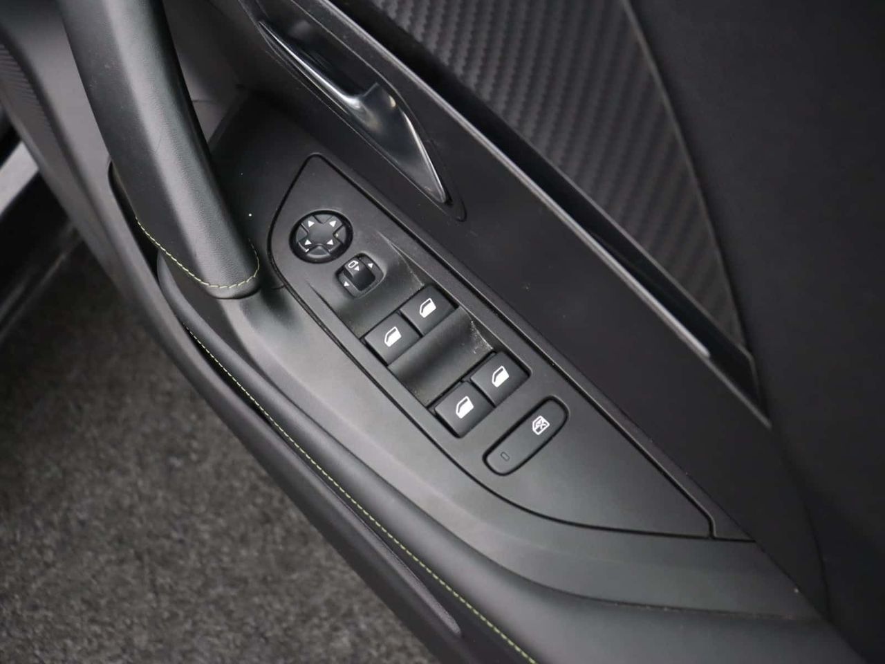 Peugeot E-2008 