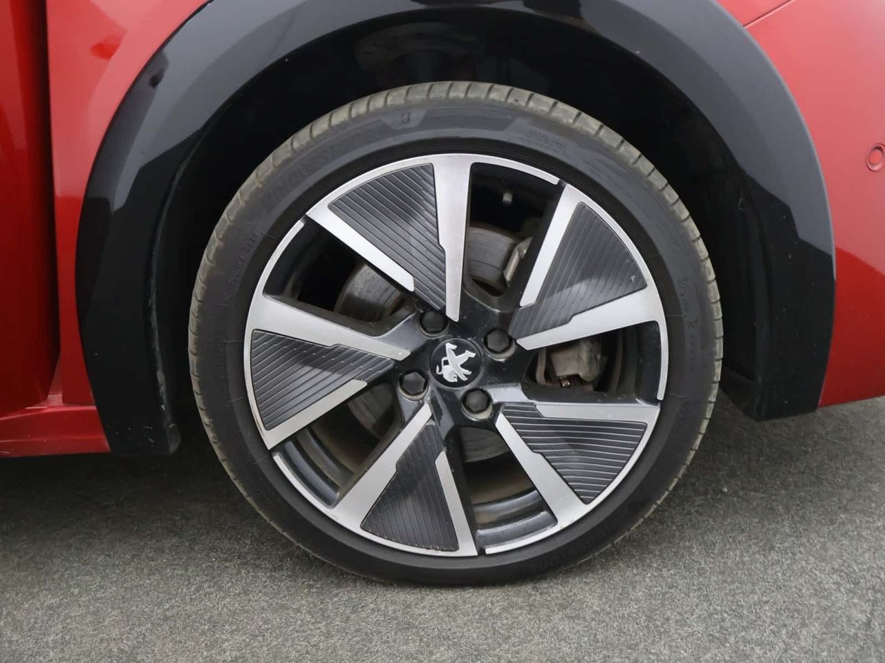 Peugeot E-208