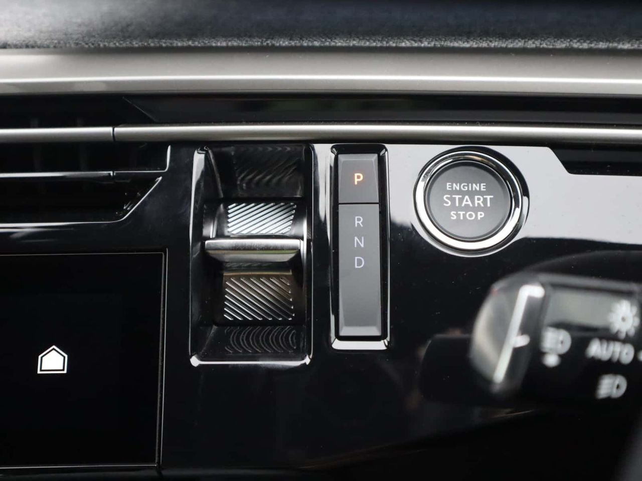 Peugeot E-5008 