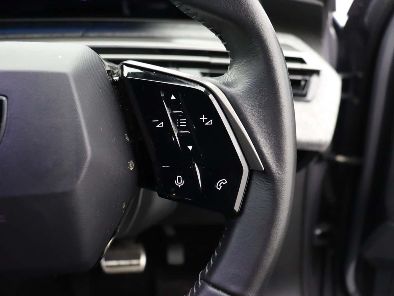 Peugeot E-3008