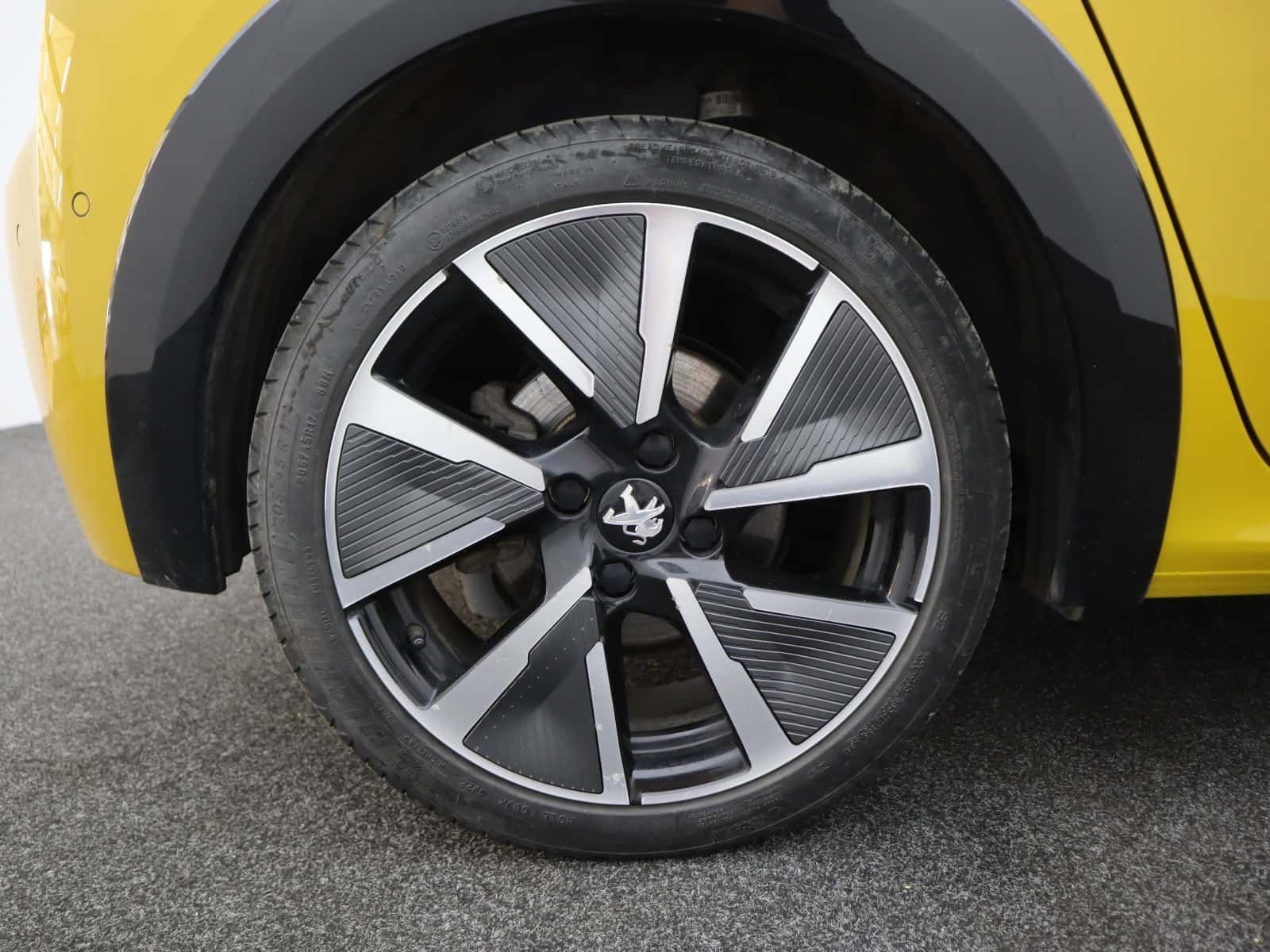 Peugeot E-208