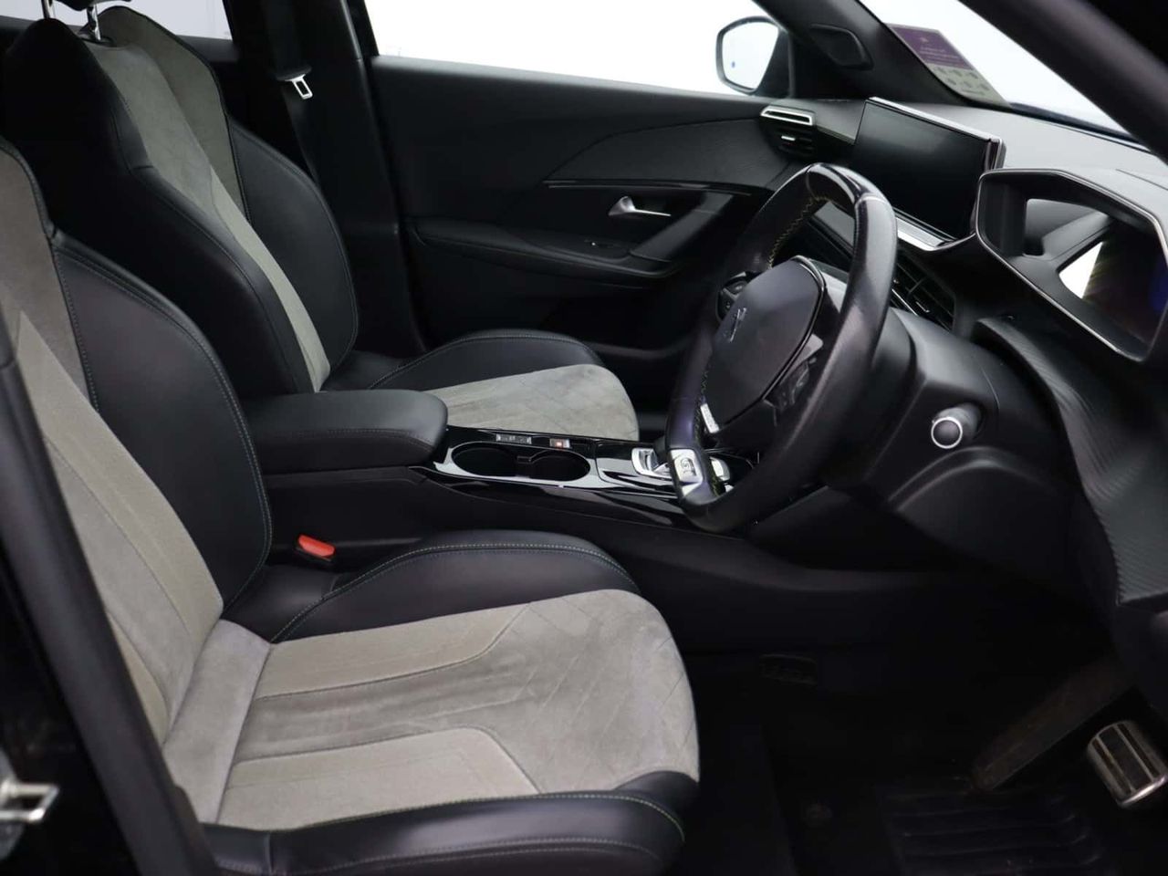 Peugeot E-2008 