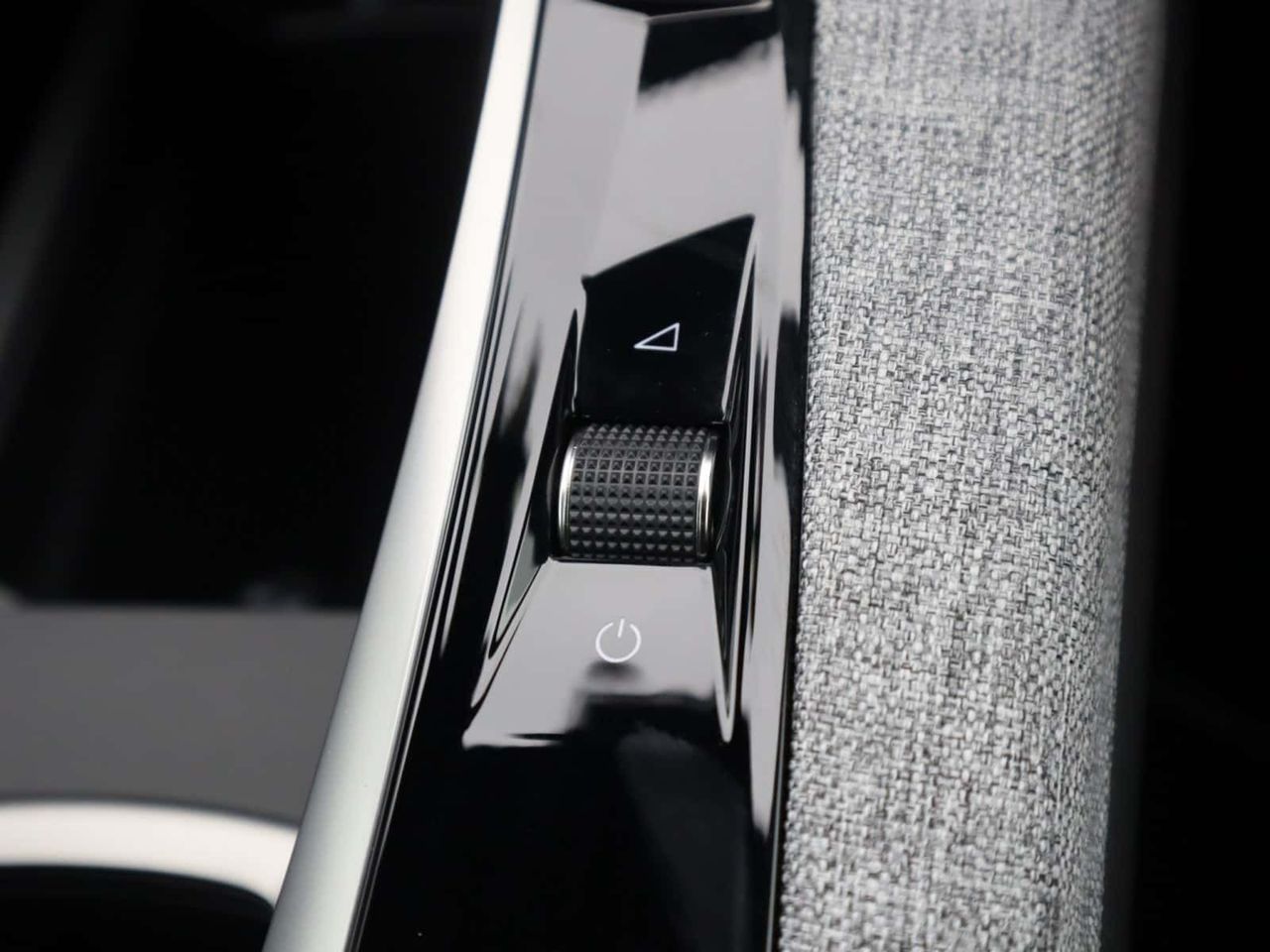 Peugeot E-5008 