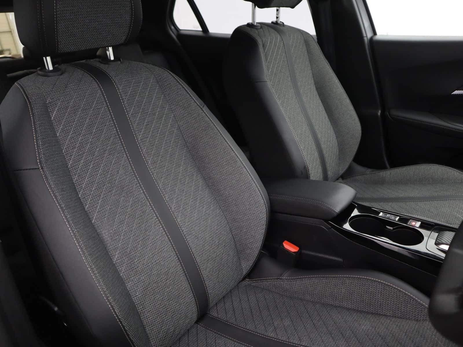 Peugeot E-2008