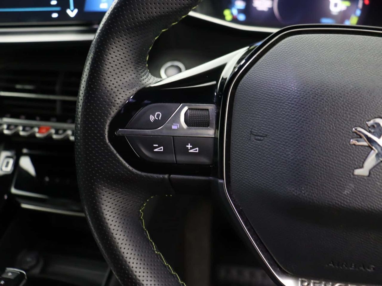Peugeot E-2008 