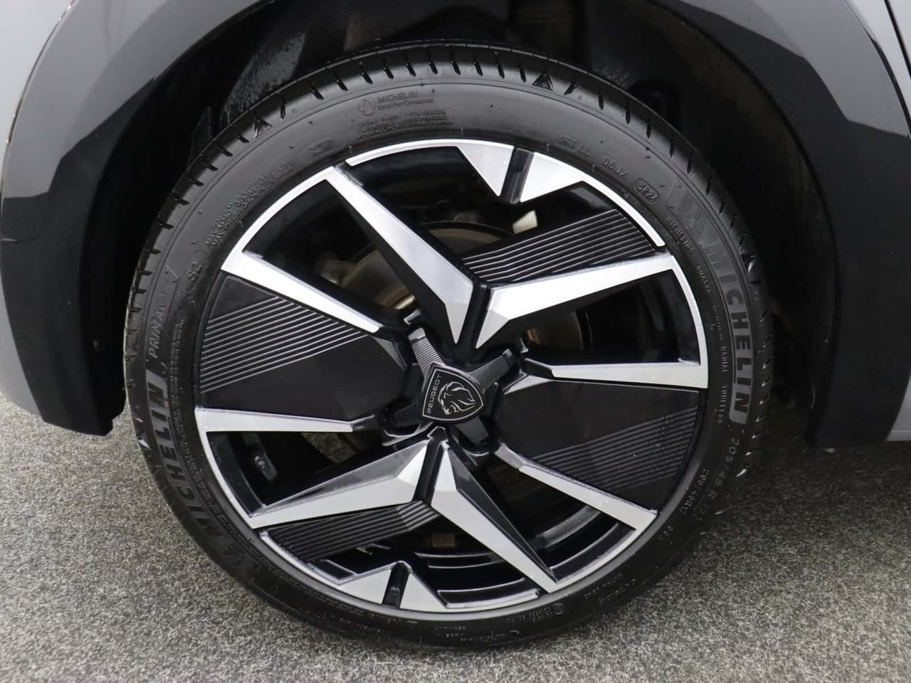 Peugeot E-208
