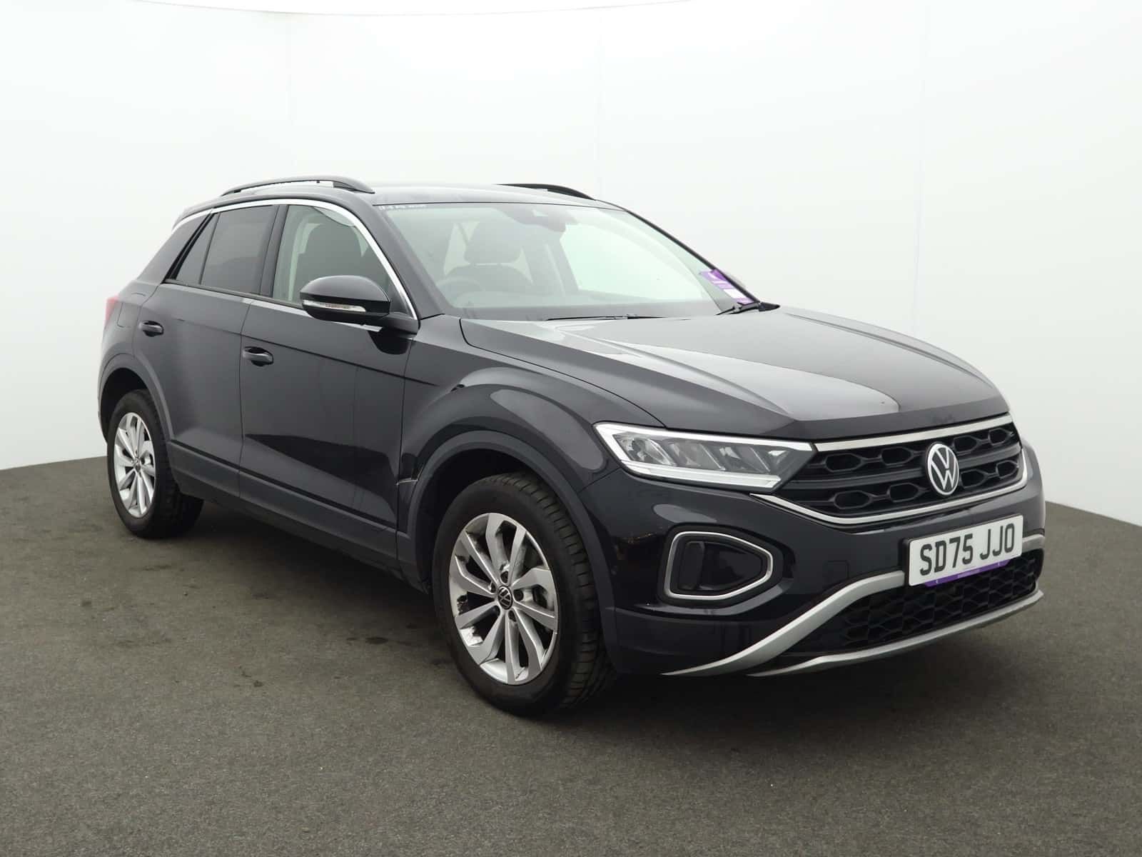 Volkswagen T-Roc listing photo