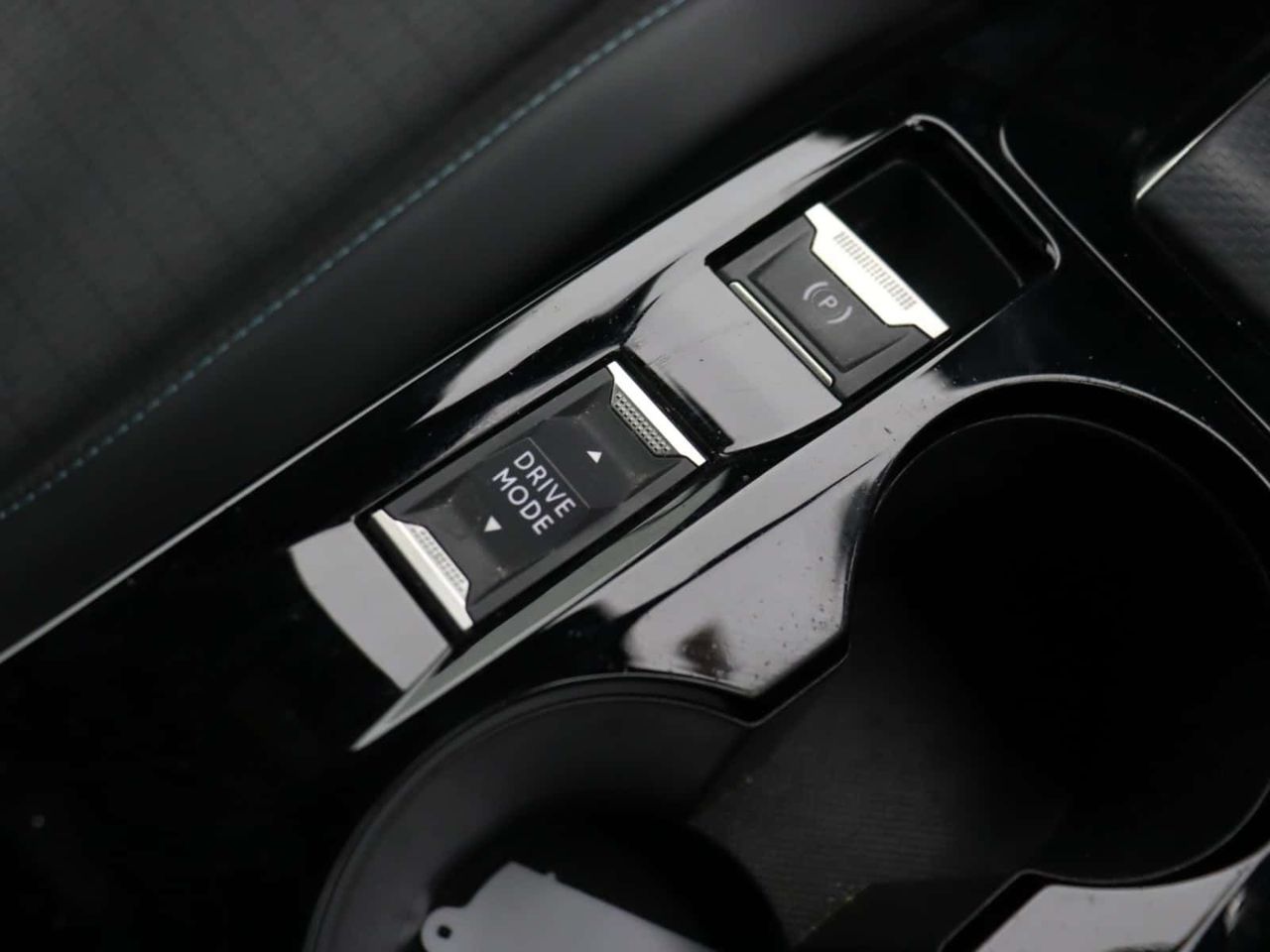 Peugeot E-2008