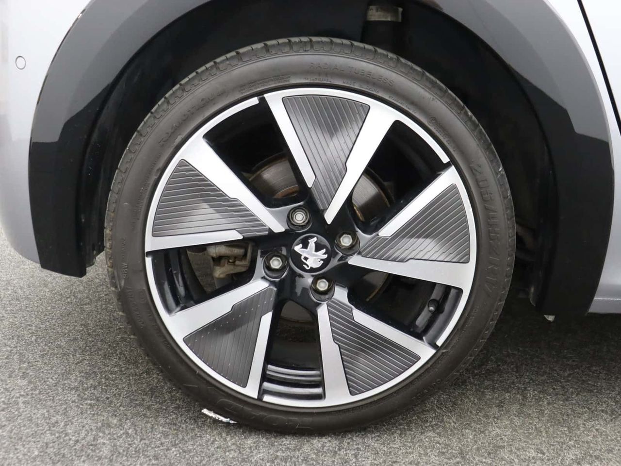 Peugeot E-208