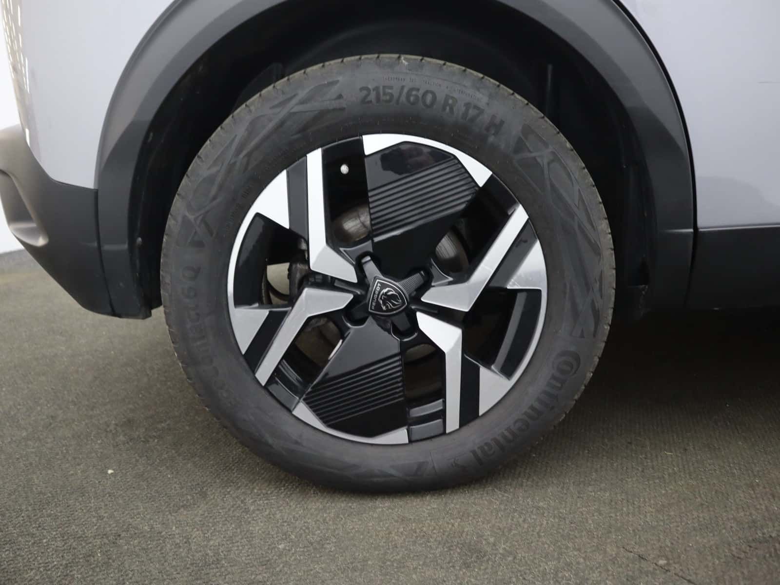 Peugeot E-2008
