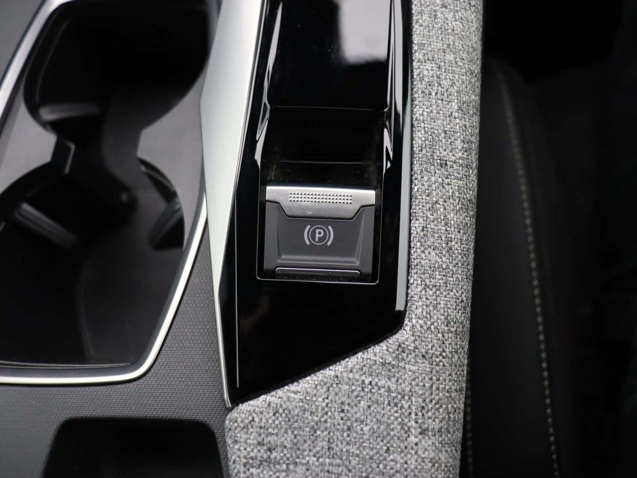 Peugeot E-3008